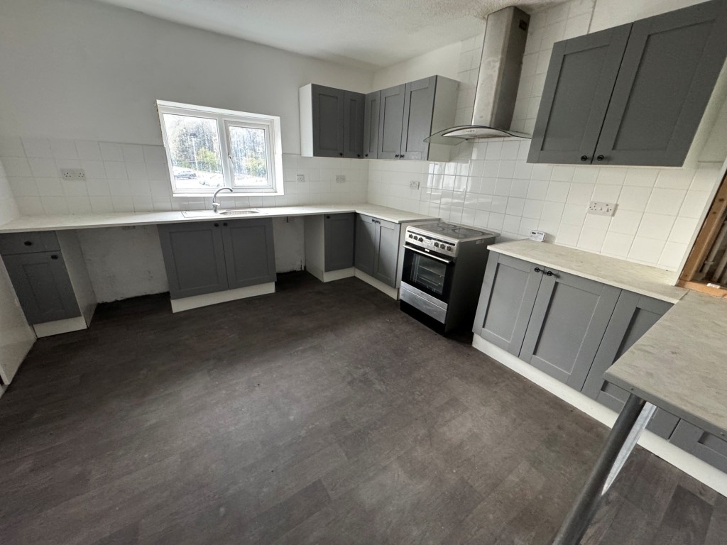 Lot: 103 - FOUR-BEDROOM SEMI-DETACHED HOUSE - Kitchen on first floor